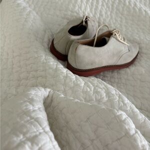 Size 4M Unisex Cole Haan White Bucks.